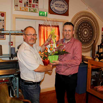 Þorsteinn (t.v.) tekur við styrknum frá Jóni (t.h.)