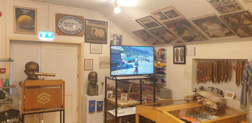 Hollvinakaffi föstudag kl 10.00. Kvikmynd frá árinu 1998 verður sýnd í nýja sjónvarpinu okkar.