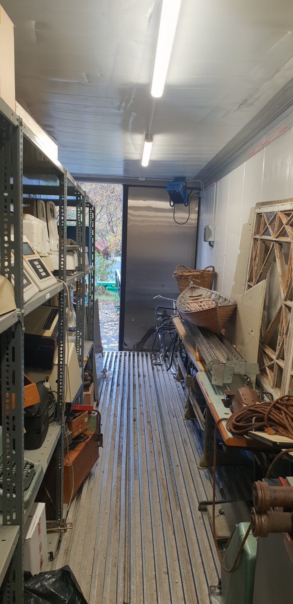 Séð inn í gámana/geymslurnar okkar