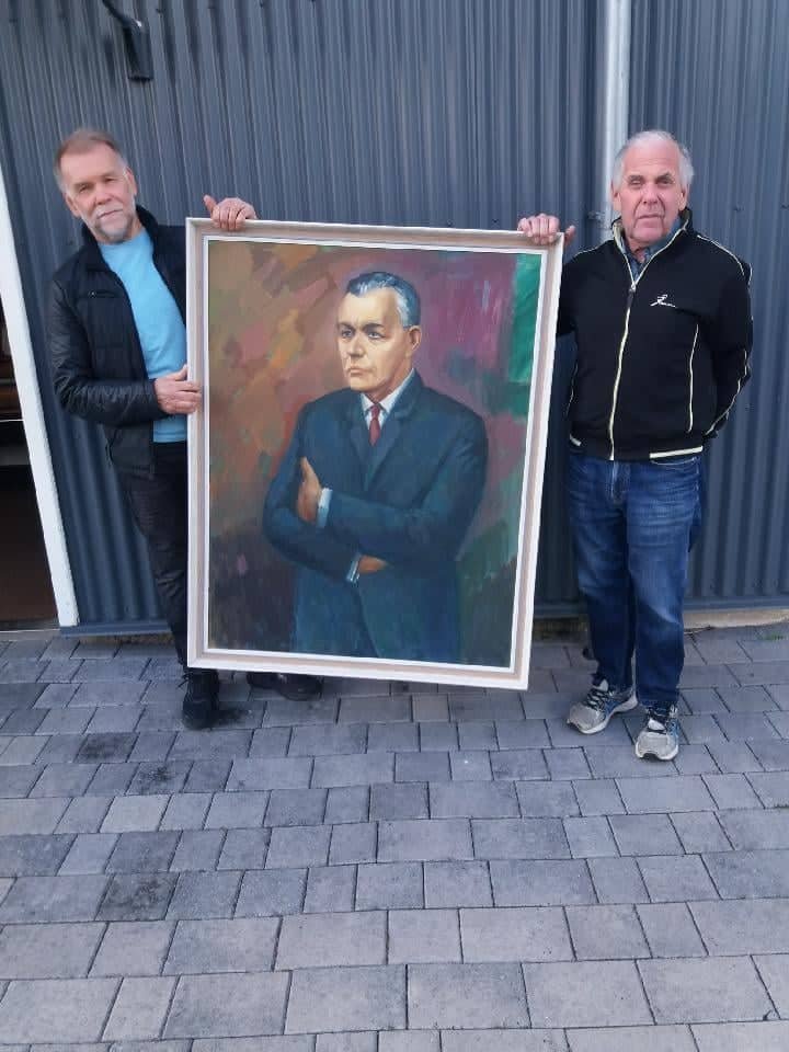 Bræðurnir með myndina af föður sínum.