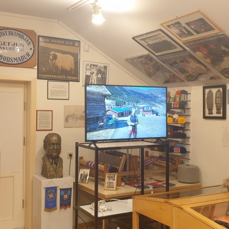 Hollvinakaffi föstudag kl 10.00. Kvikmynd frá árinu 1998 verður sýnd í nýja sjónvarpinu okkar.