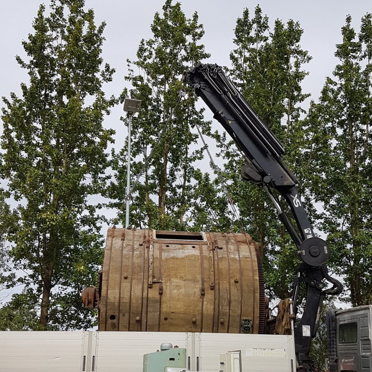 Tromlan er mjög þung og vafi lék á hvort kraninn gæti lyft henni. En Gunnar Malmquist bifreiðarstjór…