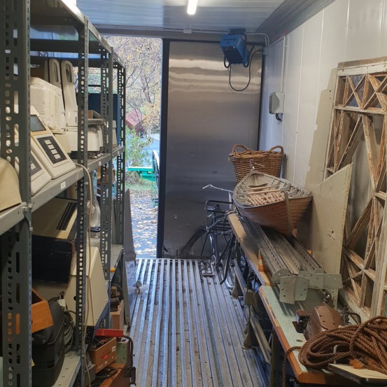 Séð inn í gámana/geymslurnar okkar