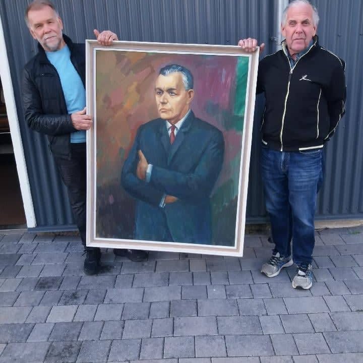 Bræðurnir með myndina af föður sínum.