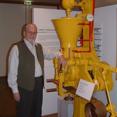 Jón stendur hér við aðalsúkkulaðivélina sem notuð var í Lindu á árum áður, en vélina má finna á safn…