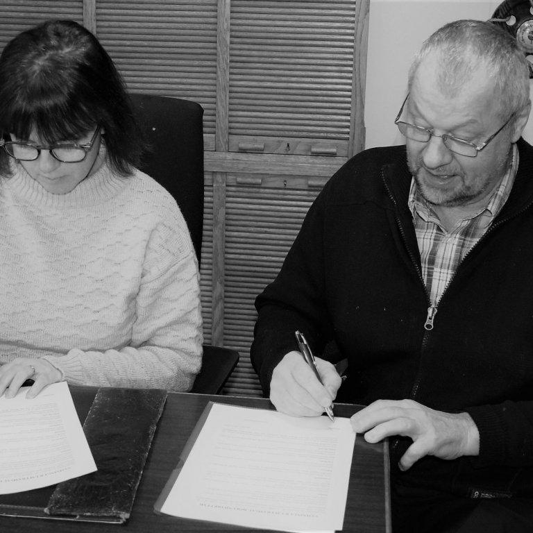 Jóna Sigurlaug Friðriksdóttir, safnstjóri Iðnaðarsafnsins og Jakob Tryggvason skrifa undir samning u…